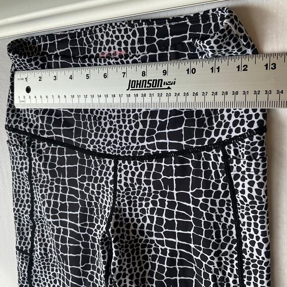 Feed Me Fight Me Women Leggings size M Stretchy Snake Skin Print Black & White - Picture 3 of 9